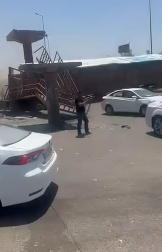 بالفيديو.. سقوط جسر المشاة المعلق في حي الرسالة وسط البصرة