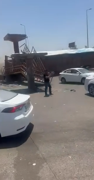 بالفيديو.. سقوط جسر المشاة المعلق في حي الرسالة وسط البصرة