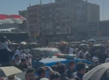 بالفيديو.. قطع تقاطع باب المعظم نتيجة تظاهرة لذوي المهن الصحية