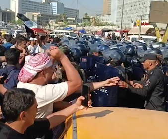 احتكاك مع الشغب وقنابل صوتية.. تظاهرة لذوي المهن الصحية للمطالبة بالتعيين أمام وزارة الصحة ببغداد