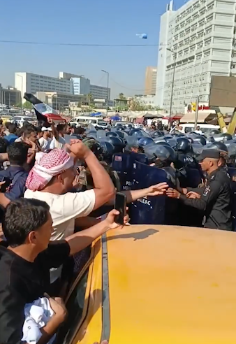 احتكاك مع الشغب وقنابل صوتية.. تظاهرة لذوي المهن الصحية للمطالبة بالتعيين أمام وزارة الصحة ببغداد