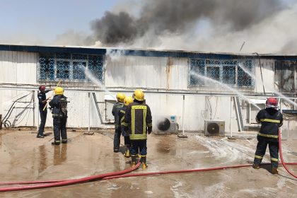 الدفاع المدني تخمد حريقاً اندلع بمذخر أدوية في مستشفى الفيحاء بالبصرة