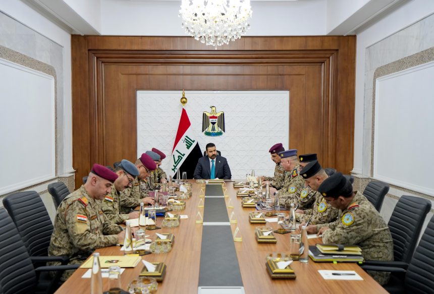 الزيدي يبحث مع قيادة الدفاع الجوي بناء وتطوير القدرات والعقود المبرمة مع الشركات الأجنبية