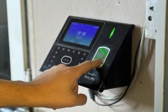 وزارة الكهرباء تقرر ربط نظام البصمة بالرواتب بشكل آلي وتكشف عن وجود أسماء وهمية