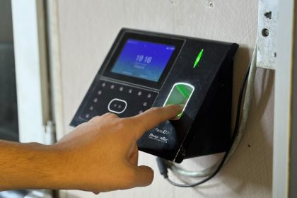 وزارة الكهرباء تقرر ربط نظام البصمة بالرواتب بشكل آلي وتكشف عن وجود أسماء وهمية