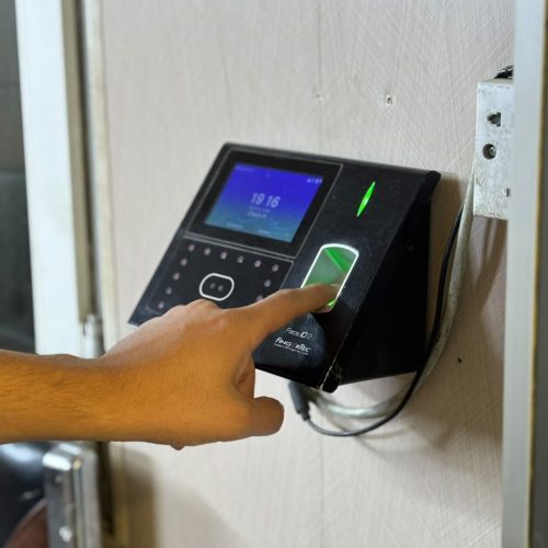 وزارة الكهرباء تقرر ربط نظام البصمة بالرواتب بشكل آلي وتكشف عن وجود أسماء وهمية