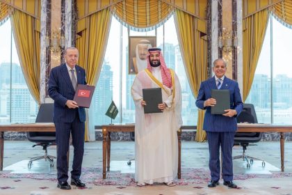 رئيس وزراء باكستان: سنواصل مع السعودية وتركيا القيام بدور بناء بالدفاع عن بلادنا والمنطقة