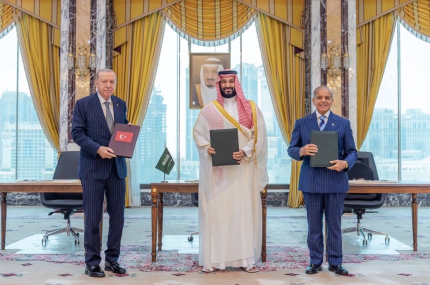 رئيس وزراء باكستان: سنواصل مع السعودية وتركيا القيام بدور بناء بالدفاع عن بلادنا والمنطقة