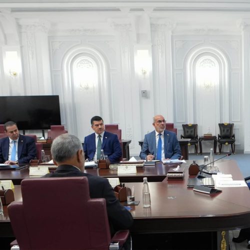الزيدي يوجه الشركات النفطية بالعمل على مدار 24 ساعة بما يضمن استدامة عمليات الإنتاج والتصدير