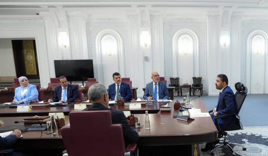 الزيدي يوجه الشركات النفطية بالعمل على مدار 24 ساعة بما يضمن استدامة عمليات الإنتاج والتصدير