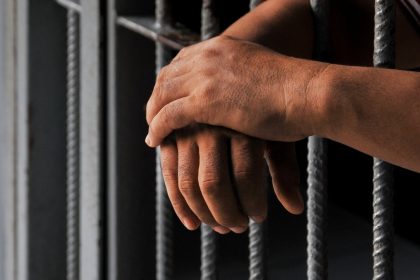 النزاهة: الحبس الشديد 3 سنوات بحق متهم انتحل صفة رسمية وقام بابتزاز أحد المواطنين في بابل