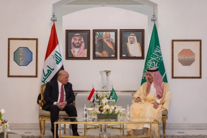 وزير الخارجية ونظيره السعودي يبحثان تطورات المنطقة وسبل خفض التصعيد