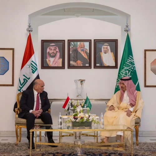 وزير الخارجية ونظيره السعودي يبحثان تطورات المنطقة وسبل خفض التصعيد
