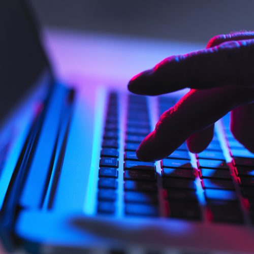 ‏العدل الأميركية: توجيه الاتهام لـ 17 إيرانيا نفذوا هجمات إلكترونية ضد مئات الجامعات