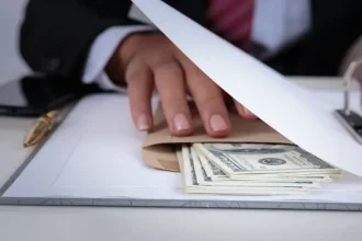 النزاهة تطيح بمتهم انتحل صفة ضابط بمكافحة الإجرام مارس عمليات الابتزاز وتسلم رشوة