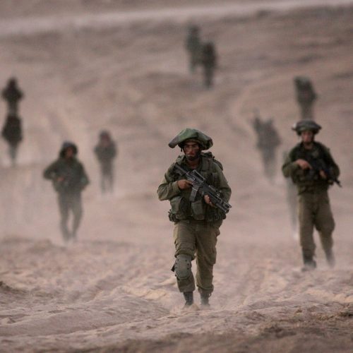الجيش الإسرائيلي يعلن استهداف قادة في حماس بقطاع غزة والحركة تنفي