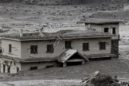 165 قتيلاً ومئات المفقودين جراء فيضانات مدمرة في نيبال والتيبت