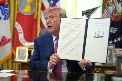 ترامب يوقع أمرا تنفيذيا لتغيير اسم بحيرة أونتاريو المشتركة مع كندا إلى بحيرة أمريكا